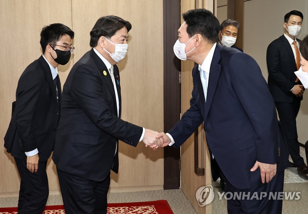 林外相（左）と握手する尹大統領＝１０日、ソウル（聯合ニュース）