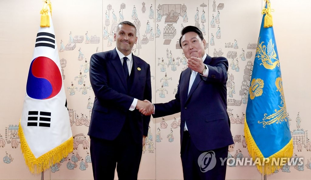 En la foto de archivo, tomada el 10 de mayo de 2022, el presidente surcoreano, Yoon Suk-yeol (dcha.), da un apretón de manos a Khaldoon Khalifa Al Mubarak, presidente de la Autoridad de Asuntos Ejecutivos de Abu Dabi, en la oficina presidencial, en Seúl.