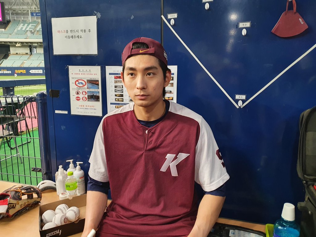 Lee Jung-hoo of the Kiwoom Heroes speaks to reporters in the first base dugout at Gocheok Sky Dome in Seoul before playing the Doosan Bears in a Korea Baseball Organization regular season game on May 10, 2022. (Yonhap)