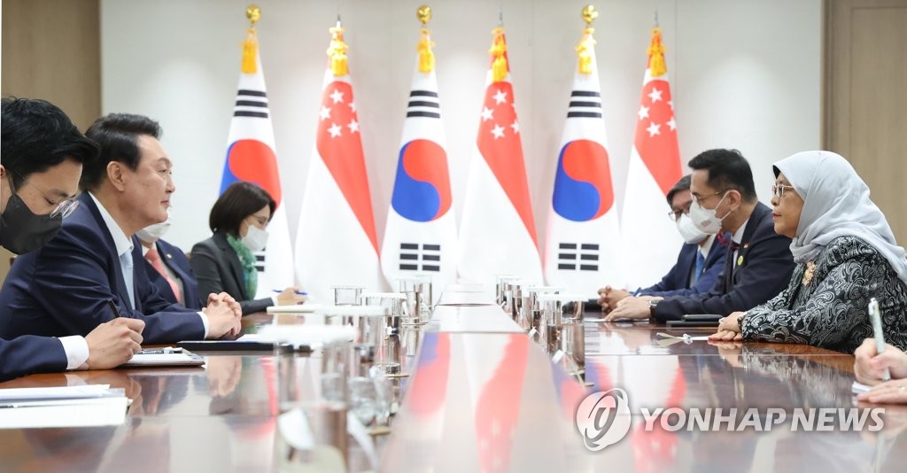 President Yoon Suk-yeol (2nd from L) and Singaporean President Halimah Yacob (R) hold talks at the new presidential office in Yongsan, Seoul, on May 10, 2022. (Yonhap)