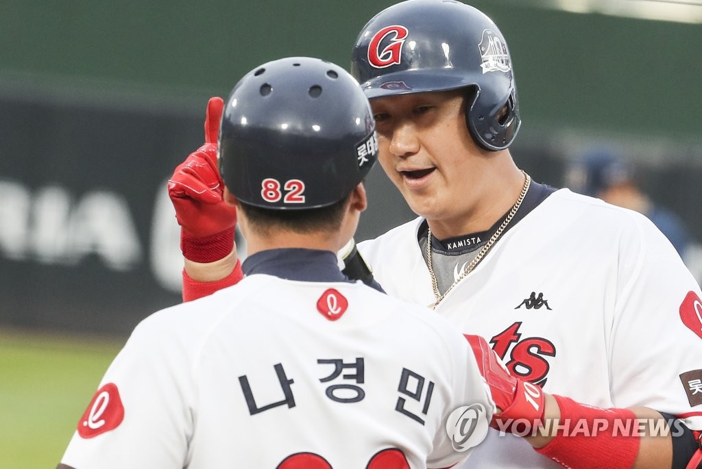 이대호, 첫 타석부터 안타 신고