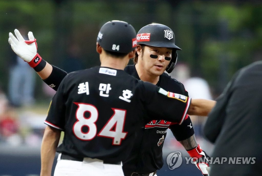 박병호, 투런포 날리고 하이파이브