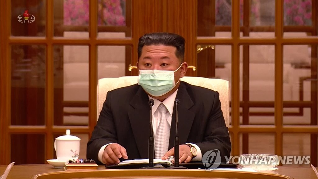 北朝鮮　金正恩氏のマスク姿を初公開