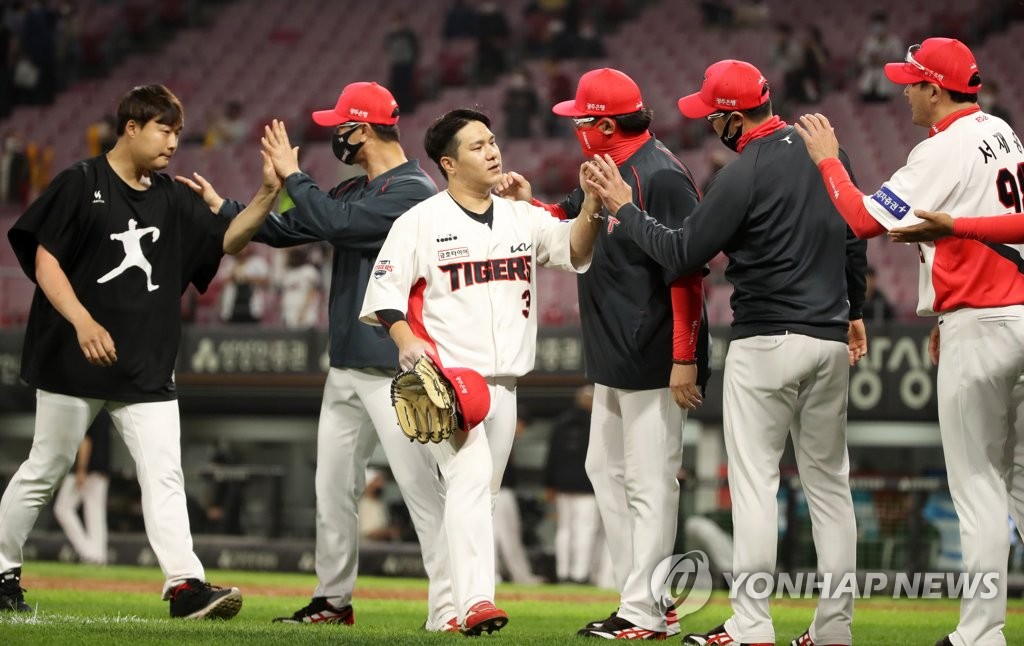 승리 하이 파이브 하는 김선빈