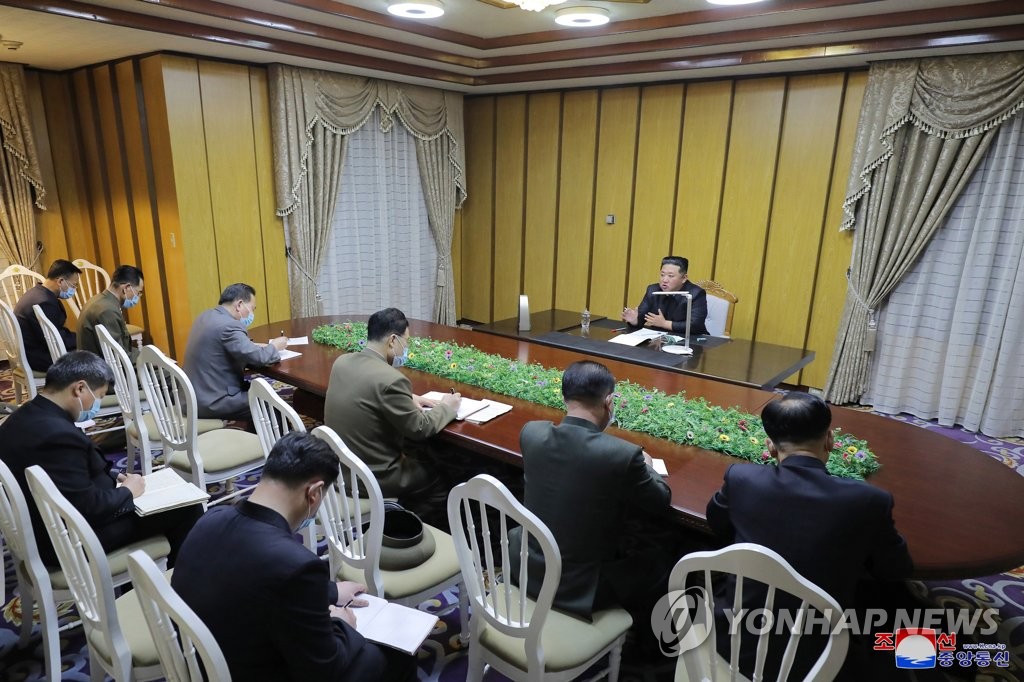 Le dirigeant nord-coréen Kim Jong-un (au fond) au QG d'Etat pour la prévention épidémique d'urgence à Pyongyang le 12 mai 2022 pour inspecter les efforts antivirus contre la pandémie de Covid-19 sur cette photo publiée le lendemain par l'Agence centrale de presse nord-coréenne (KCNA). (Utilisation en Corée du Sud uniquement et redistribution interdite)