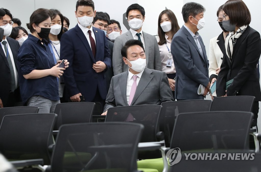 Yoon inspects press briefing space