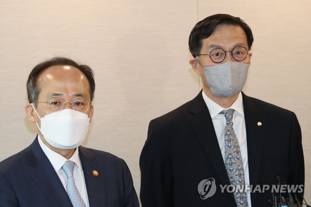 La foto de archivo, tomada el 16 de mayo de 2022, muestra al ministro de Economía y Finanzas surcoreano, Choo Kyung-ho (izda.), y el gobernador del Banco de Corea (BOK, según sus siglas en inglés), Rhee Chang-yong. (Imagen del cuerpo de prensa. Prohibida su reventa y archivo)