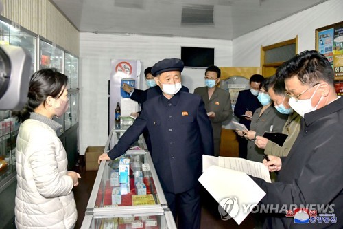 نشر الجيش الكوري الشمالي لتوزيع الإمدادات الطبية وسط تفشي كوفيد-19