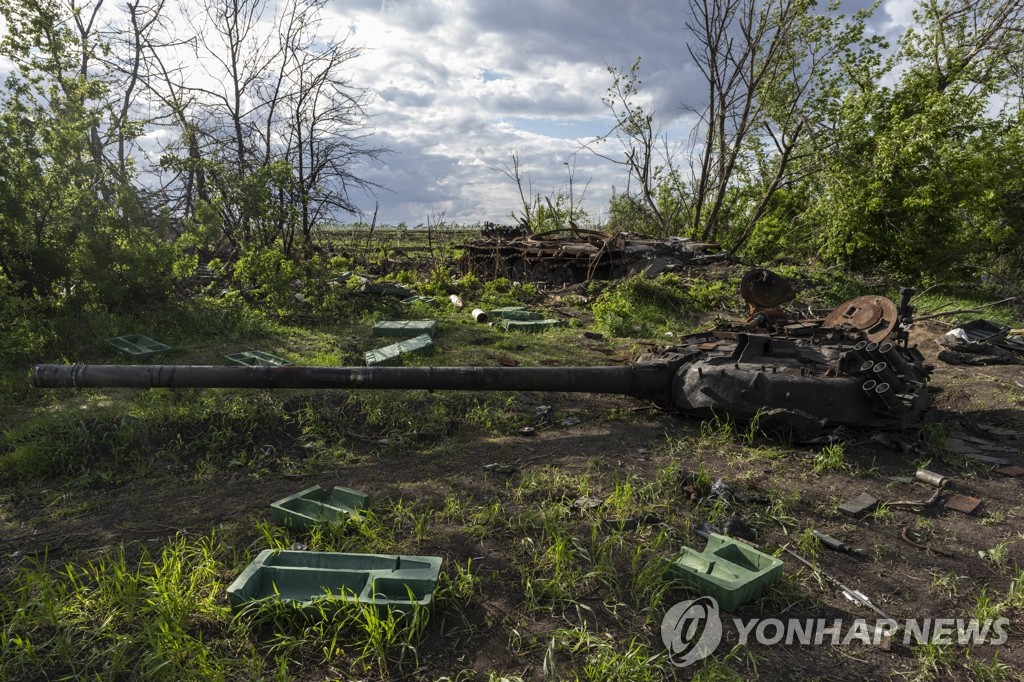 '러시아군 퇴각' 하르키우에 방치된 탱크 잔해