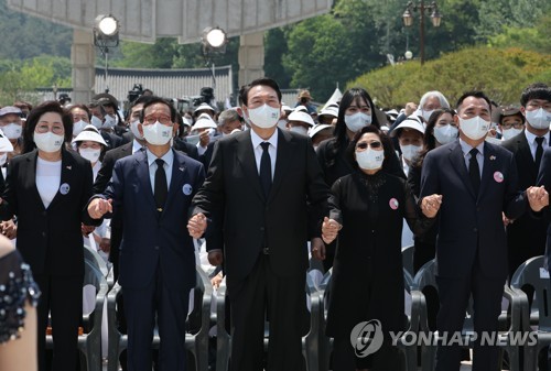 (LEAD) Yoon, PPP lawmakers travel to Gwangju en masse to commemorate 1980 democracy uprising