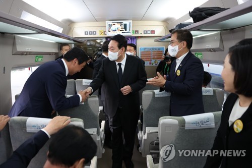 特別列車に同乗した尹大統領と与党議員
