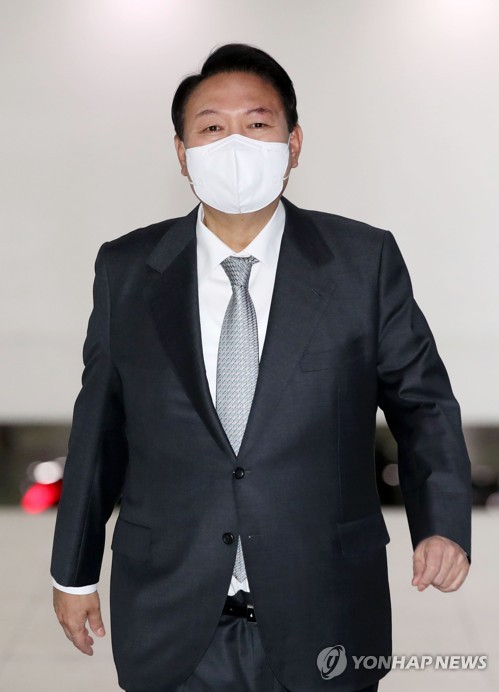 President Yoon Suk-yeol arrives for work at the presidential office in Seoul on May 19, 2022. (Pool photo) (Yonhap)