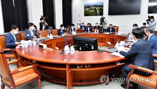 Lawmakers attend a parliament intelligence committee meeting at the National Assembly in Seoul on May 19, 2022. (Pool photo) (Yonhap)