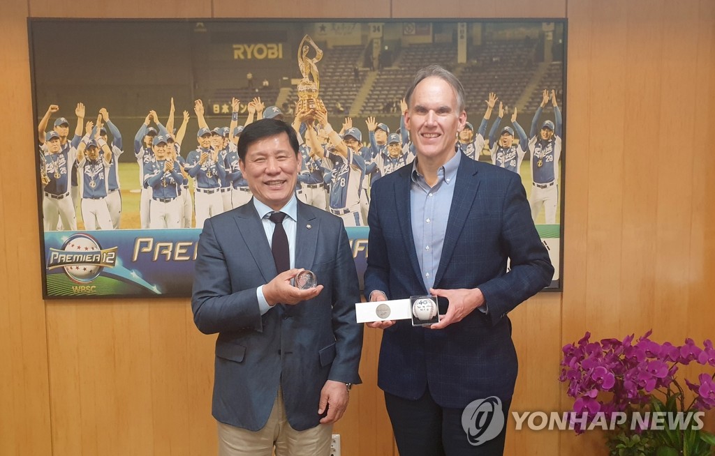 Korea Baseball Organization (KBO) Commissioner Heo Koo-youn (L) poses with Jim Small, Major League Baseball's senior vice president for international affairs, after their meeting on May 18, 2022, at the KBO headquarters in Seoul, in this photo provided by the KBO. (PHOTO NOT FOR SALE) (Yonhap)