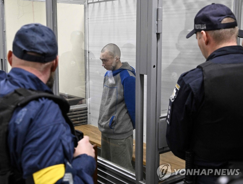 우크라서 첫 전범 재판에 회부된 러시아군