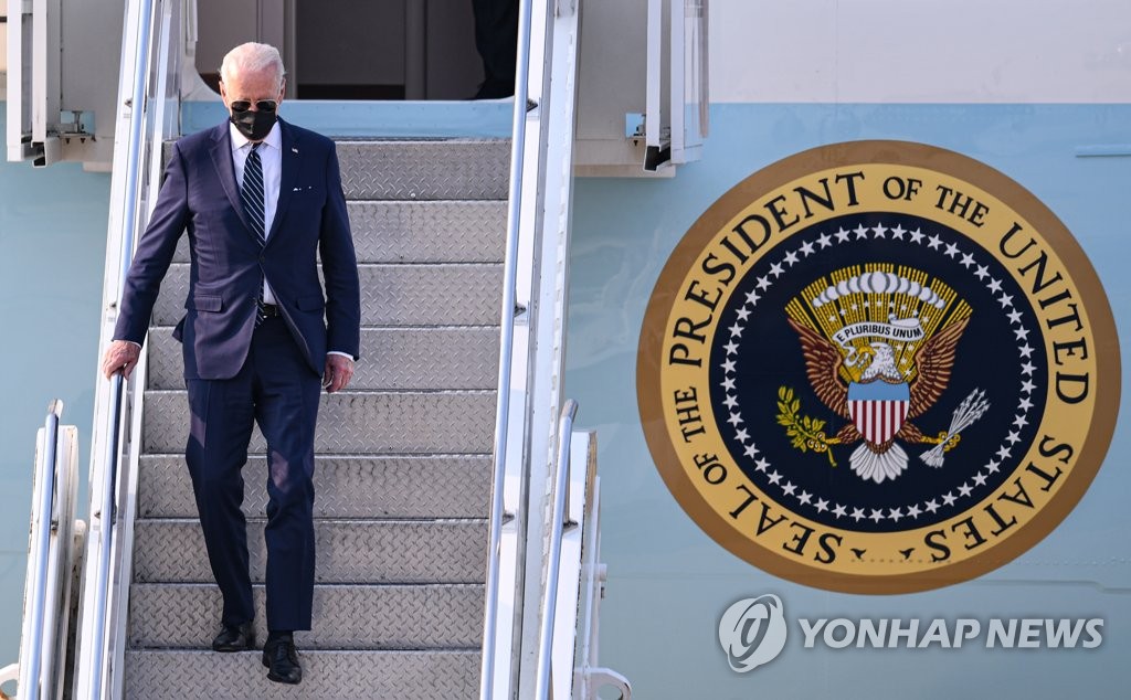 El presidente estadounidense, Joe Biden, baja del Air Force One, el 20 de mayo de 2022, tras su llegada a Corea del Sur a través de la Base Aérea de Osan, en Pyeongtaek, a 70 kilómetros al sur de Seúl. (Foto del cuerpo de prensa. Prohibida su reventa y archivo) 