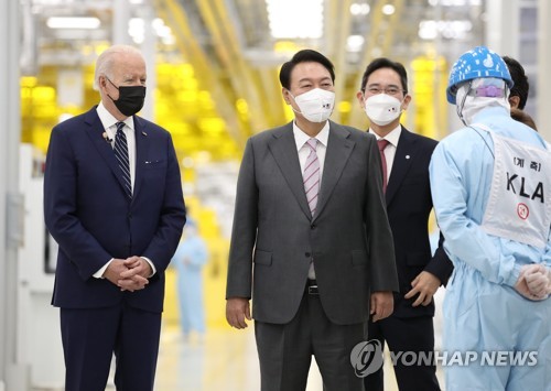  Yoon, Biden tour Samsung chip plant ahead of summit