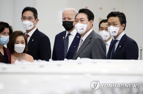 S. Korean, U.S. presidents visit Samsung's chip plant