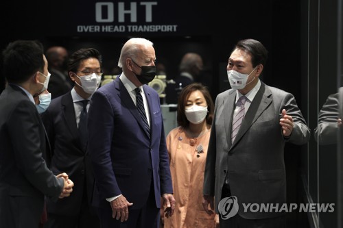 Yoon y Biden visitan la planta de chips de Samsung