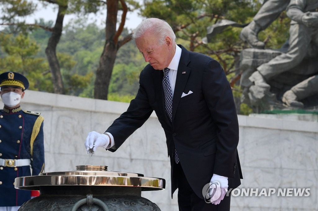 Biden Visits National Cemetery | Yonhap News Agency