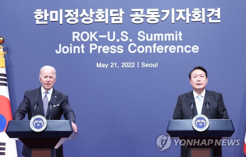 共同会見するバイデン米大統領（左）＝２１日、ソウル（聯合ニュース）