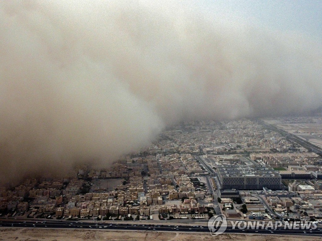 쿠웨이트 시티 덮치는 거대한 모래폭풍