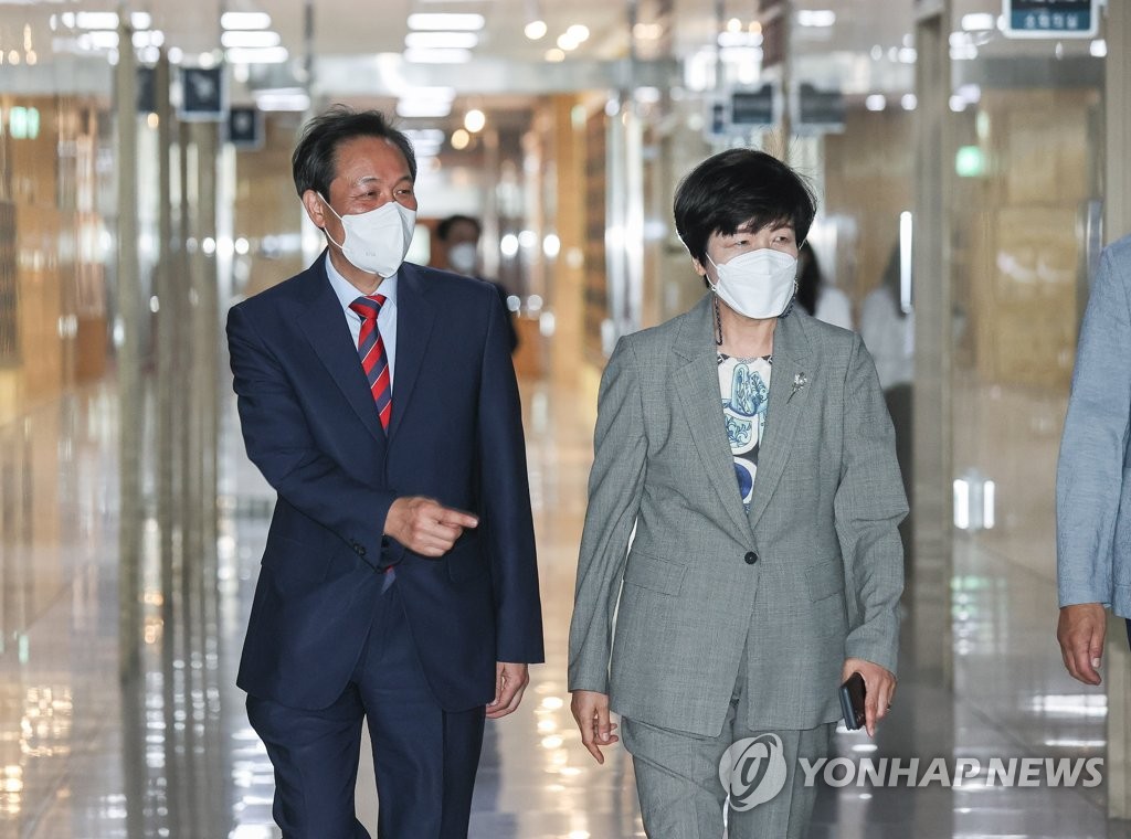 화상 의총 참석하는 우상호 의원과 김영주 의원