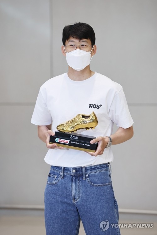 Son Heung-min of Tottenham Hotspur poses with the Premier League Golden Boot trophy after arriving at Incheon International Airport in Incheon, just west of Seoul, on May 24, 2022. (Yonhap)