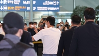 인사하고 공항 떠나는 손흥민
