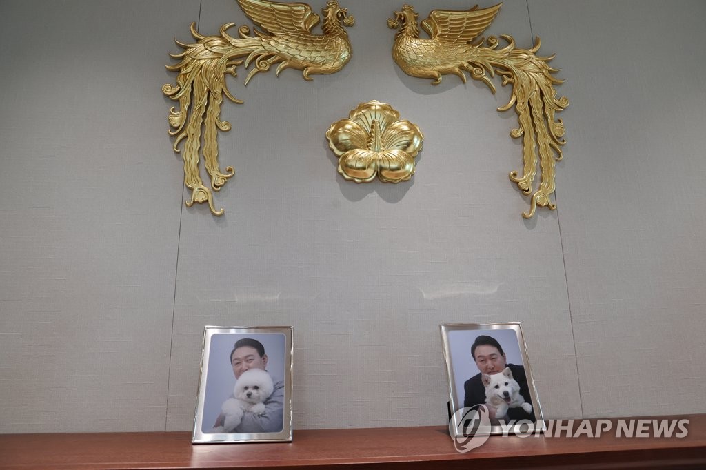 윤석열 대통령 집무실에 놓인 반려견과 함께 찍은 사진
