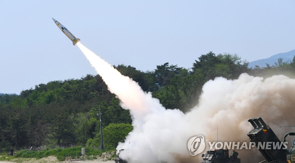韓国軍合同参謀本部は北朝鮮の弾道ミサイル発射に対応し、韓米連合の地対地ミサイル射撃訓練を実施したと明らかにした。発射されるミサイル（同本部提供）＝（聯合ニュース）≪転載・転用禁止≫