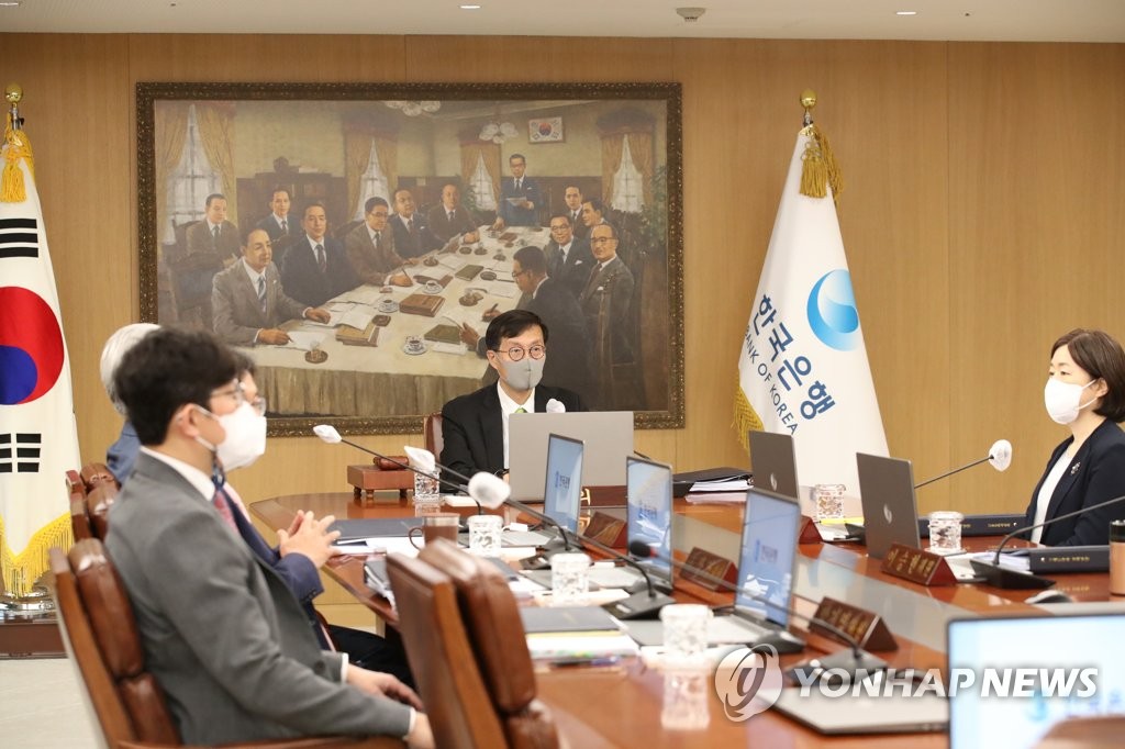 Le gouverneur de la Banque de Corée (BOK), Rhee Chang-yong, dirige le jeudi 26 mai 2022 une réunion au siège de la banque centrale dans le centre de Séoul. (Photo fournie par la BOK. revente et archivage interdits) 