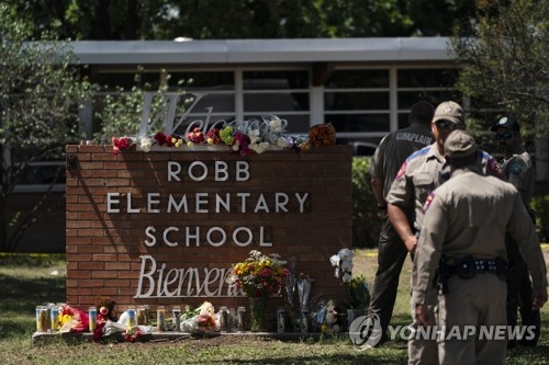 미 텍사스주 롭 초등학교 앞 총격 희생자 추모 조화