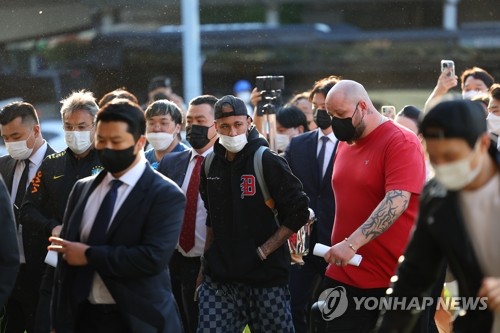 코로나 검사소까지 쫓은 팬들 환영 속…네이마르, 9년 만의 방한