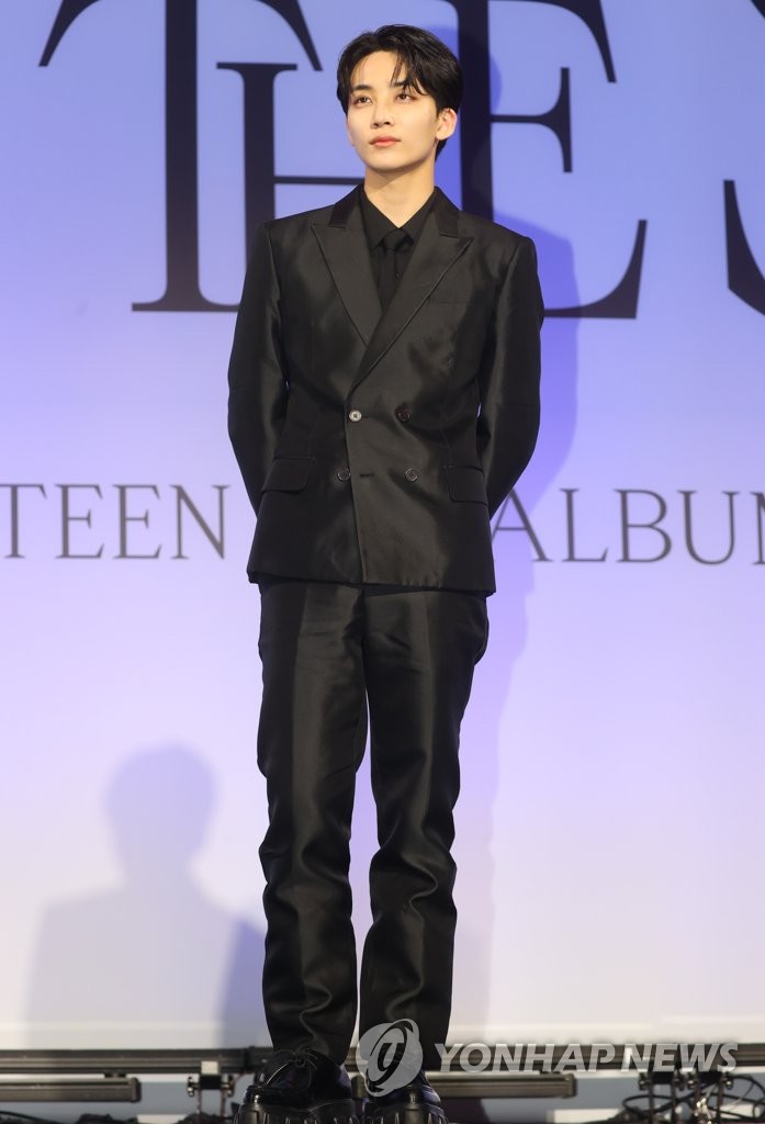 Jeonghan of K-pop boy group Seventeen poses for the camera during a press conference at a Seoul hotel to promote the band's fourth full-length album, "Face the Sun," in this May 27, 2022, file photo. (Yonhap)
