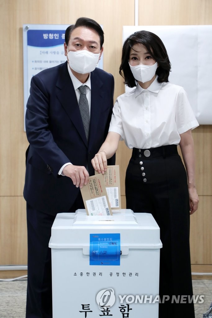 尹大統領夫妻が期日前投票