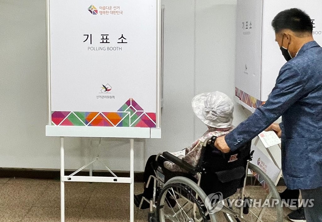 The oldest 118-year-old woman in Gwangju also voted in advance