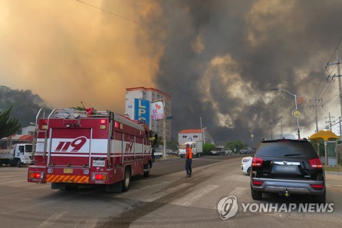경북 울진 산불 헬기 38대 투입…오전 중 진화 목표