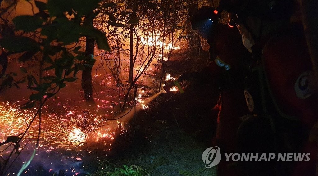 This photo provided by the Korea Forest Service shows firefighters battling a wildfire in Miryang, around 280 kilometers southeast of Seoul, on June 1, 2022. (PHOTO NOT FOR SALE) (Yonhap)