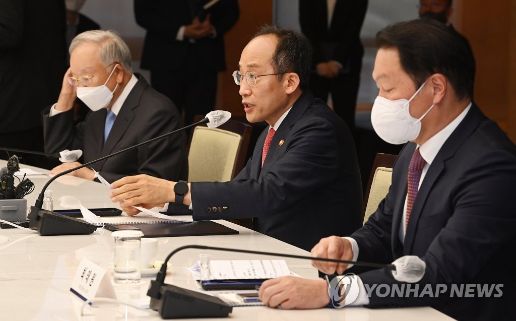 Finance Minister Choo Kyung-ho (C) speaks at a meeting with chiefs of six business lobby groups in Seoul on the economy. (Pool photo) (Yonhap)