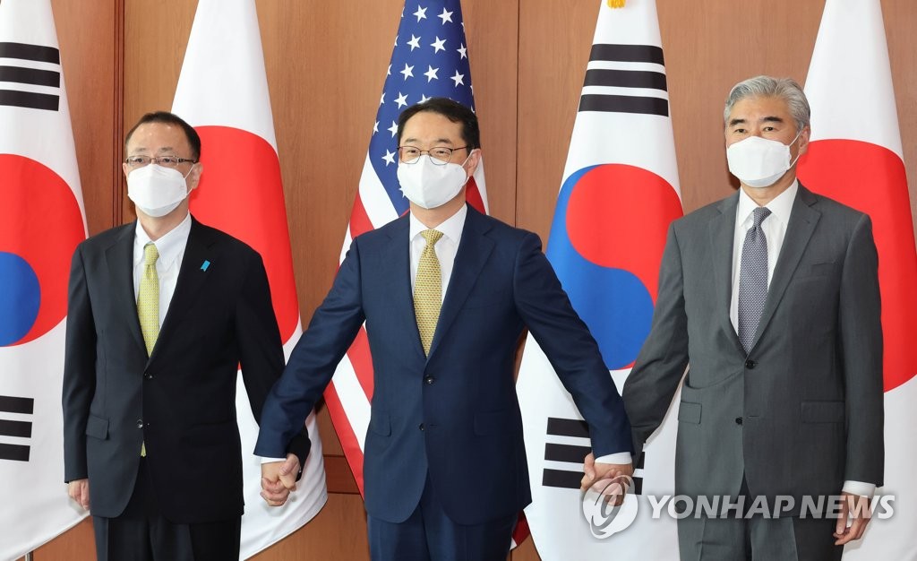 In this file photo, Kim Gunn (C), South Korea's special representative for Korean Peninsula peace and security affairs, poses for a picture with Sung Kim (R), U.S. special envoy for North Korea, and Takehiro Funakoshi, head of the Japanese Foreign Ministry's Asian and Oceanian Affairs Bureau, prior to their talks at the foreign ministry in Seoul on June 3, 2022. (Pool photo) (Yonhap)