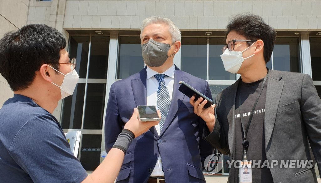 Ukrainian Ambassador to South Korea Dmytro Ponomarenko (C) speaks to reporters after his meeting with Lee Jun-seok, the chief of the ruling People Power Party (PPP), at the National Assembly in Seoul on June 3, 2022. (Yonhap)