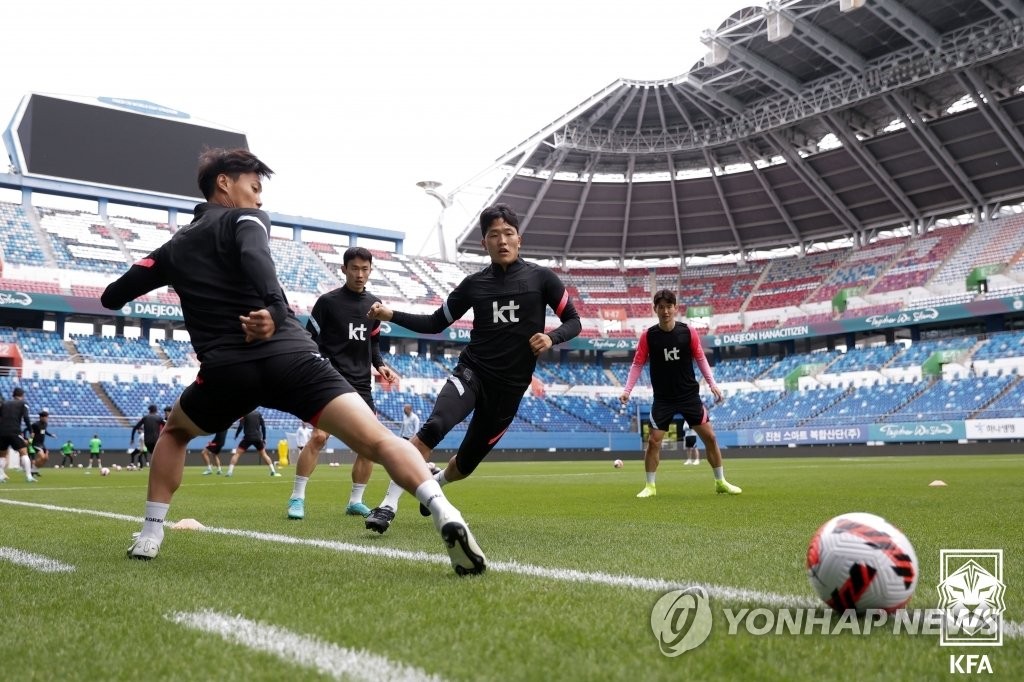 Members of the South Korean men's football team train at Daejeon World Cup Stadium in Daejeon, some 160 kilometers south of Seoul, on June 5, 2022, the eve of a pre-World Cup friendly against Chile, in this photo provided by the Korea Football Association. (PHOTO NOT FOR SALE) (Yonhap)