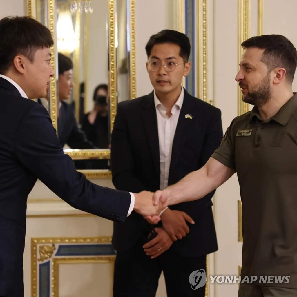 Cette photo, provenant du compte Facebook de Lee Jun-seok, chef du Parti du pouvoir du peuple, et publiée le 7 juin 2022, montre Lee (à gauche) rencontrant le président ukrainien Volodymyr Zelensky (à droite) le 6 juin 2022. (Archivage et revente interdits)