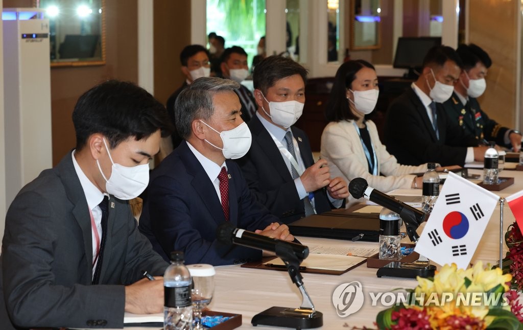 李鐘燮・国防部長官（左から２人目、資料写真）＝（聯合ニュース）