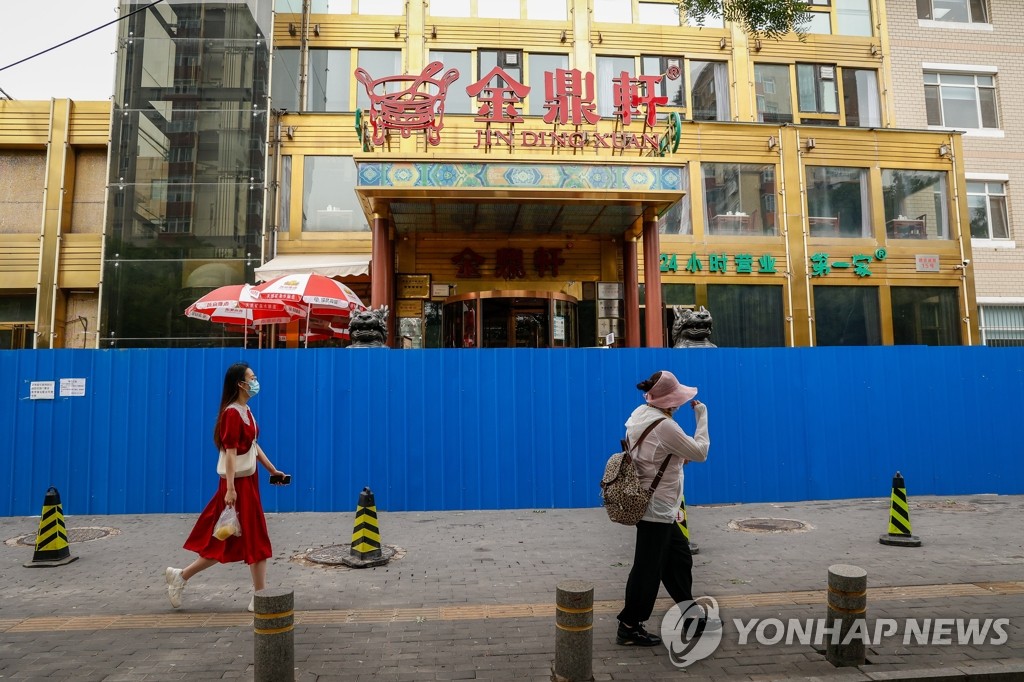 클럽발 코로나19 확산 속 봉쇄된 베이징 식당