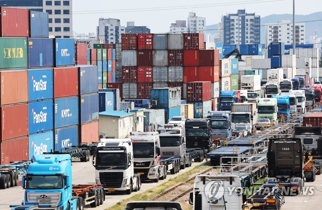 Cargo containers are piled up at an inland container depot in Uiwang, Gyeonggi Province, south of Seoul, with a row of cargo trucks parked alongside, as the strike by thousands of truckers in protest of the planned expiry of a freight rate system continued for the seventh day, in this photo taken June 13, 2022. (Yonhap) 