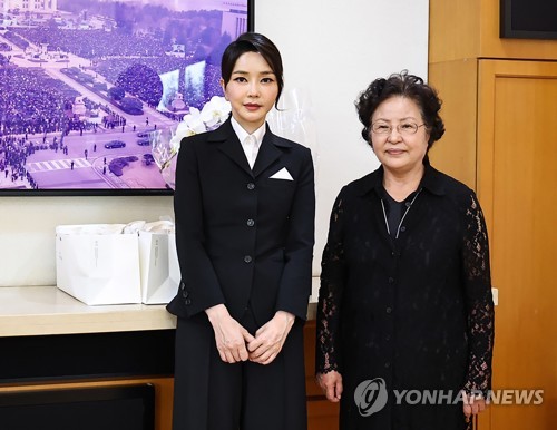 زوجة الرئيس يون تزور جيون دو-هوان أرملة الرئيس الأسبق روه