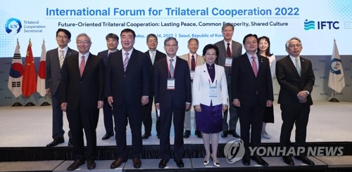 (LEAD) Le chef de la diplomatie appelle à une coopération «orientée vers le futur» avec le Japon et la Chine