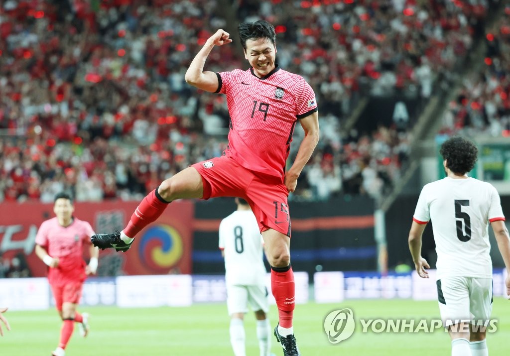 El defensa surcoreano Kim Young-gwon celebra tras marcar un gol contra Egipto en un partido amistoso, disputado, el 14 de junio de 2022, en el Estadio de la Copa Mundial de Seúl, en la capital surcoreana.